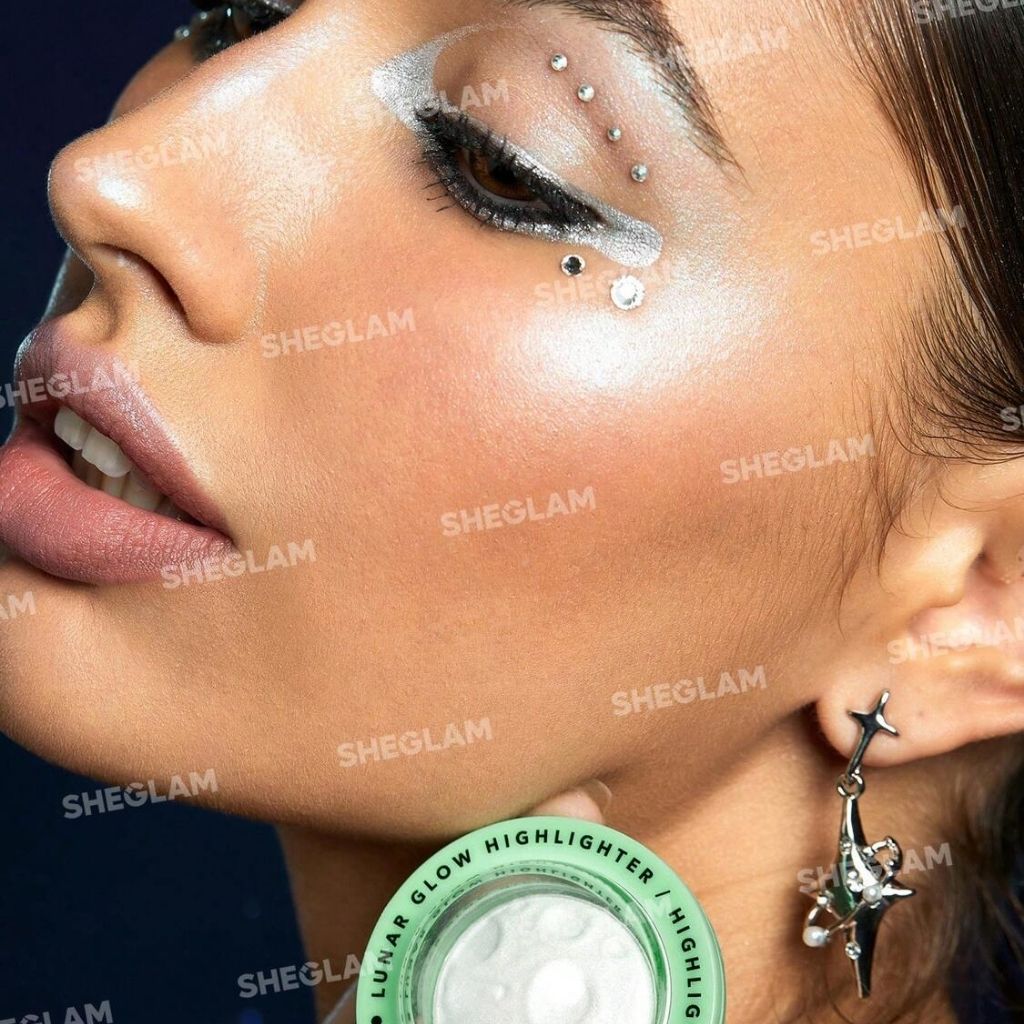 Sheglam, Lunar Glow Highlighter – Silver, Prismatic powder highlighter for radiant glow, standard size
